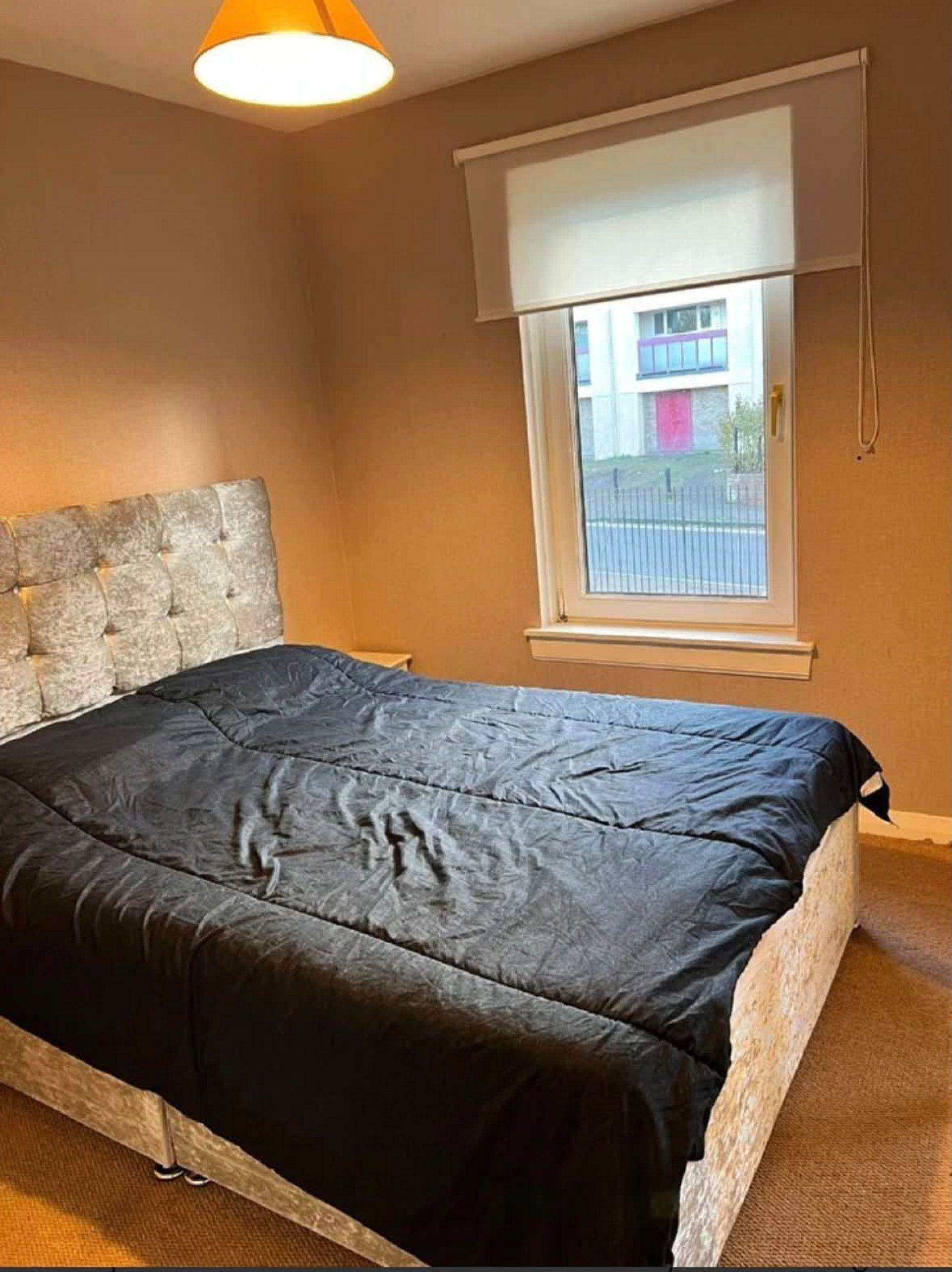 One Bedroom in a Two-Bedroom Terraced House to Rent